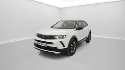 un SUV Toyota C-HR blanc garé dans une pièce blanche