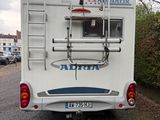 une photo d'un camping-car garé sur le bord de la route