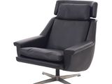 La chaise est en cuir noir et possède un piètement en métal.