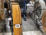 il y a plein de fils de toutes sortes par terre