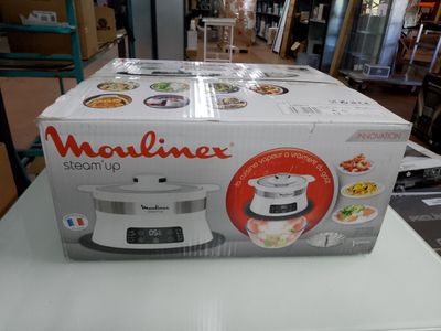 Des cartons de nourriture sont posés sur une table dans un magasin