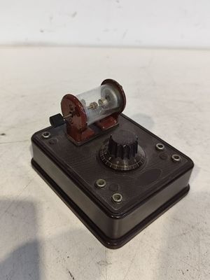 une petite machine posée sur une table