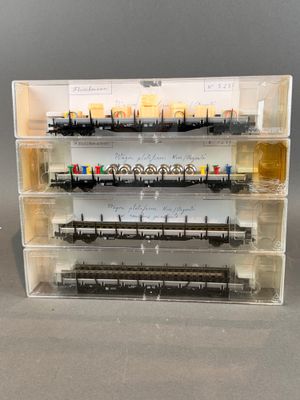 une petite vitrine sur laquelle est posé un circuit de train