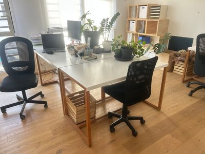 une table blanche avec des chaises noires et une table blanche avec des chaises noires