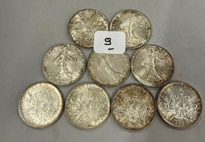 six types différents de pièces d'argent sont disposés en cercle