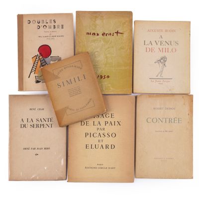 plusieurs vieux livres sont empilés sur une surface blanche
