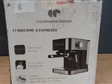 La boîte d'une machine à café est posée sur la table