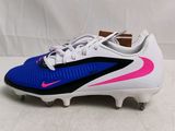 un gros plan sur une paire de chaussures de foot posées sur une surface blanche
