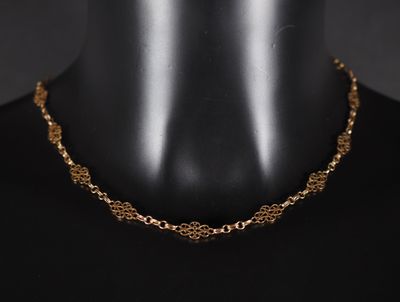 un collier à chaîne en or sur un mannequin mannequin mannequin mannequin mannequin mannequin mannequin mannequin mannequin mannequin