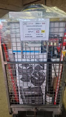un chariot sur lequel est accrochée une pancarte à l'avant