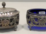deux récipients en verre argenté et bleu posés sur une table