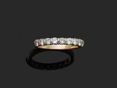 une bague à cinq pierres en diamant