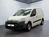 La camionnette blanche est garée dans une grande pièce blanche.