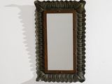 un miroir accroché au mur d'une pièce