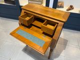 un bureau en bois surmonté d'un tiroir