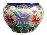 un vase sur lequel sont peintes des fleurs sur fond blanc