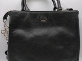 un sac à main noir muni d'une chaîne suspendue à la poignée