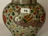 un vase avec un oiseau posé sur une table