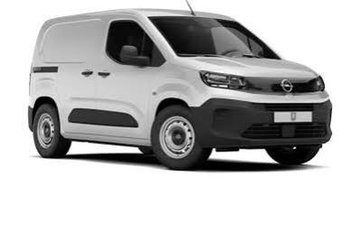une camionnette blanche est garée sur une surface blanche