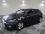 la photo d'une voiture bleue garée dans un garage