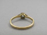 une bague en or sertie d'un diamant noir au centre