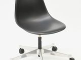 une image représentant une chaise noire à roulettes sur fond blanc
