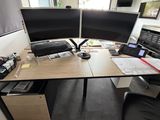 un bureau équipé de deux écrans et d'un clavier