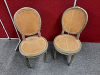 Paire de chaises en bois rechampi gris vert à décor de ruban… (photo 2)