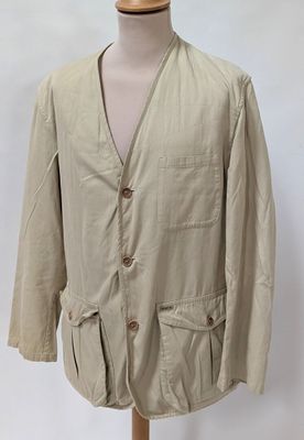 une photo d'une veste beige sur un mannequin