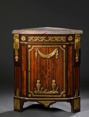 une armoire ancienne en bois, avec un plateau en marbre et des décorations dorées