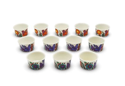 un lot de six petites tasses ornées de fleurs colorées