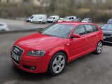 une voiture rouge qui roule dans la rue