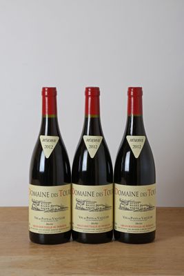 trois bouteilles de vin posées sur une table en bois