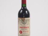 une bouteille de vin posée sur une table
