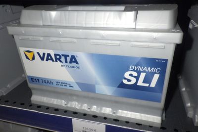 une photo d'une batterie de voiture posée sur une étagère dans un magasin
