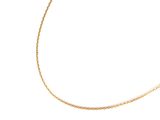 gros plan d'un collier avec une chaîne en or sur fond blanc