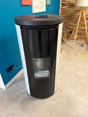 une poubelle noire et blanche dans un coin de la pièce