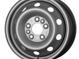 un gros plan d'une roue en acier sur fond blanc