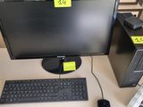 un écran d'ordinateur, un clavier et une souris posés sur un bureau