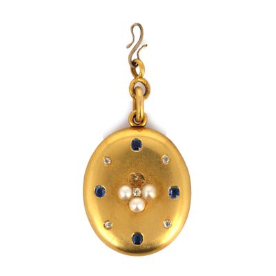 une image montrant un gros plan d'une boucle d'oreille en or sertie de pierres bleues et blanches