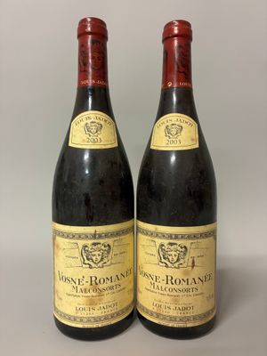 deux bouteilles de vin posées l'une à côté de l'autre sur une table