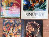 quatre livres posés sur une table en bois sur laquelle se trouve un oiseau et un autre oiseau