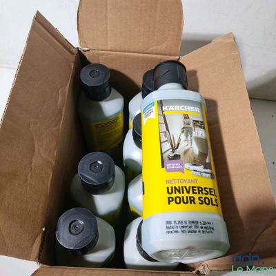 une boîte en carton contenant des bouteilles de produit nettoyant et une bouteille de liquide