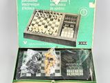 une boîte contenant un jeu d'échecs, posée sur une table