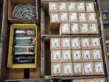de nombreux cartons d'objets hétéroclites posés sur le sol