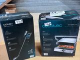 deux cartons contenant chacun un ordinateur portable, posés sur une table