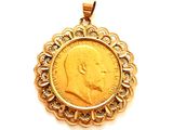 une image montrant un gros plan d'une pièce d'or dans un pendentif