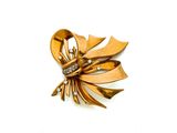 une broche en or ornée d'un diamant au centre