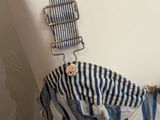 un gros plan d'une robe sur un mannequin
