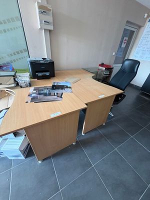 un bureau avec une chaise et un écran dans une pièce
